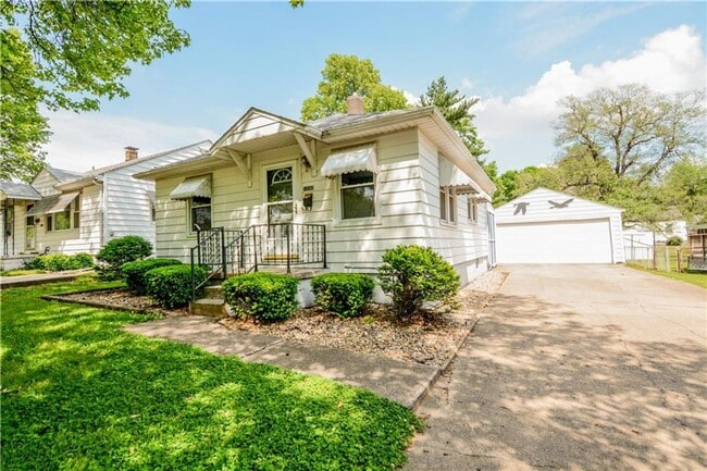 property at 1090 N Oakcrest Ave.