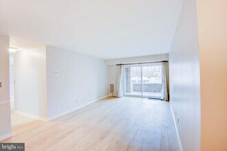 5806 Cove Landing Rd in Burke, VA - Building Photo - Building Photo