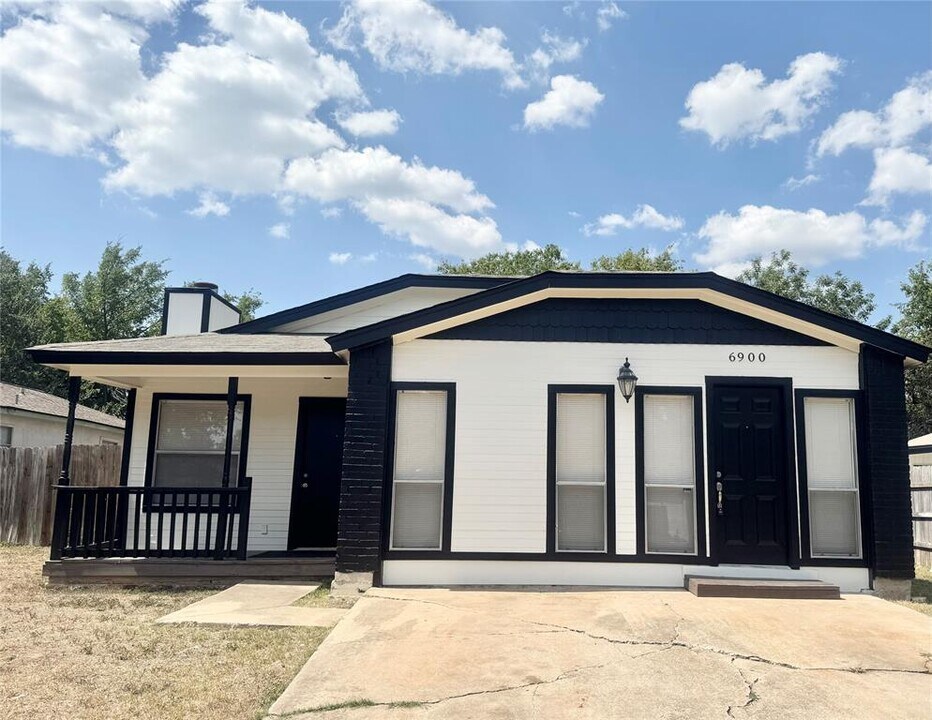 6900 Trendal Ln in Austin, TX - Building Photo