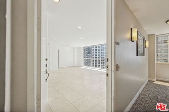 10747 Wilshire Blvd in Los Angeles, CA - Building Photo - Building Photo