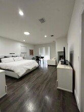 10423 NW 70th Ln in Doral, FL - Building Photo - Building Photo