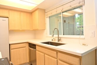 215 Chantilley Ln in San Jose, CA - Building Photo - Building Photo