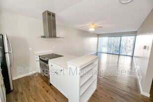 944 Fletcher Ln in Hayward, CA - Building Photo