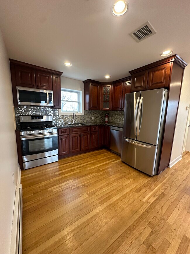 72 Tracy Ave, Unit 2nd Floor in Totowa, NJ - Building Photo - Building Photo