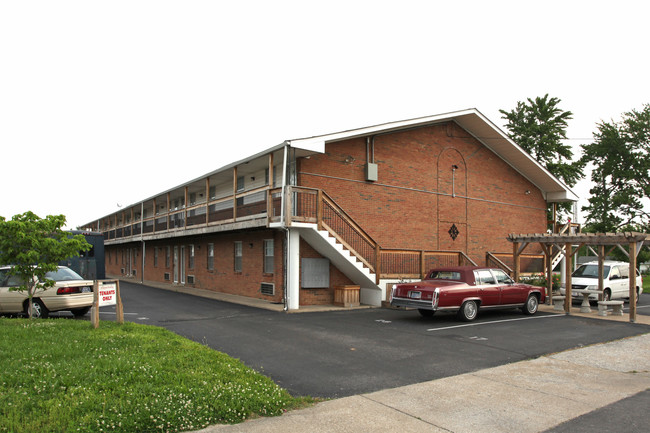 Beverly Manor Apartments in Jeffersonville, IN - Building Photo - Building Photo