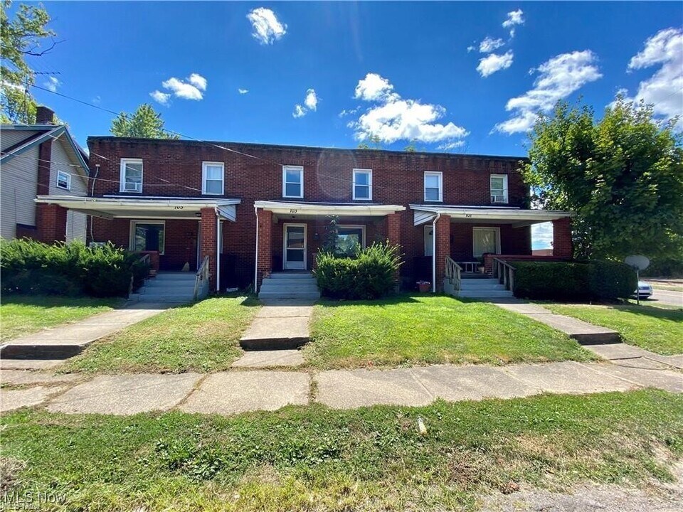 101 E Boston Ave in Youngstown, OH - Building Photo