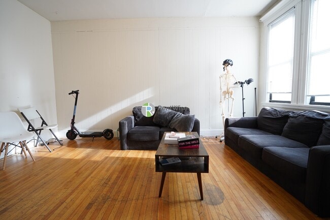 72 Gardner St, Unit C2 in Boston, MA - Foto de edificio - Building Photo