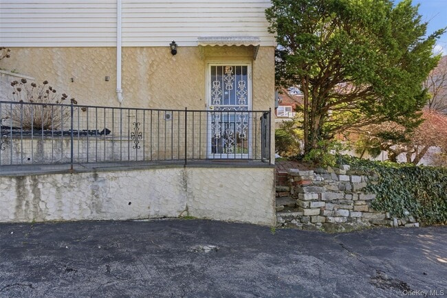 166 Park Hill Ave in Yonkers, NY - Building Photo - Building Photo