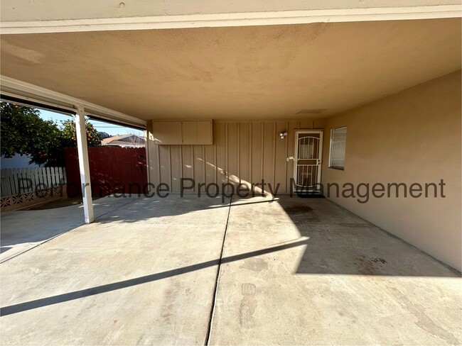 6004 Burke Way in Bakersfield, CA - Building Photo - Building Photo