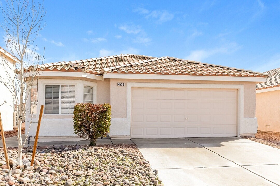 4958 Glowing Garnet St in North Las Vegas, NV - Building Photo