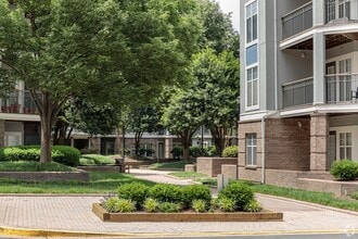 5563 Seminary Rd in Falls Church, VA - Foto de edificio - Building Photo