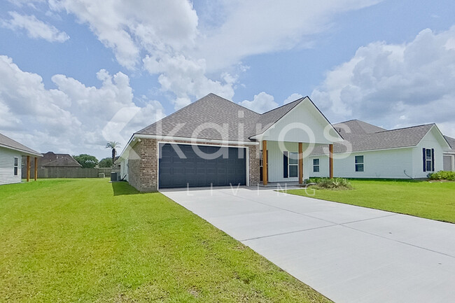 13760 Willowmore Dr in Denham Springs, LA - Building Photo - Building Photo