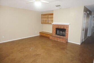 7812 Ave U - A Ave in Lubbock, TX - Foto de edificio - Building Photo