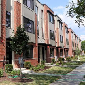 336 S School St in Mount Prospect, IL - Building Photo