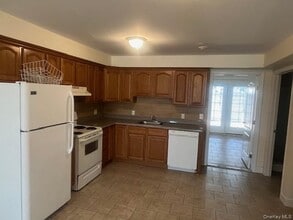 380 Montauk Hwy in West Islip, NY - Building Photo - Building Photo