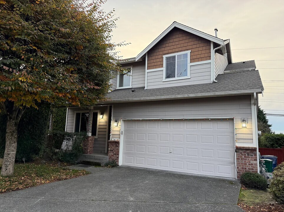 13243 124th Ct NE in Kirkland, WA - Foto de edificio