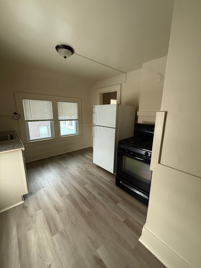 105 Ave B-Unit -Upper in Rochester, NY - Building Photo - Building Photo