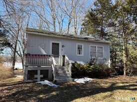 45 Lakeside Dr in North Stonington, CT - Building Photo