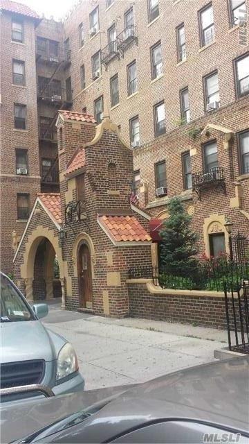 37-21 80th St in Queens, NY - Foto de edificio