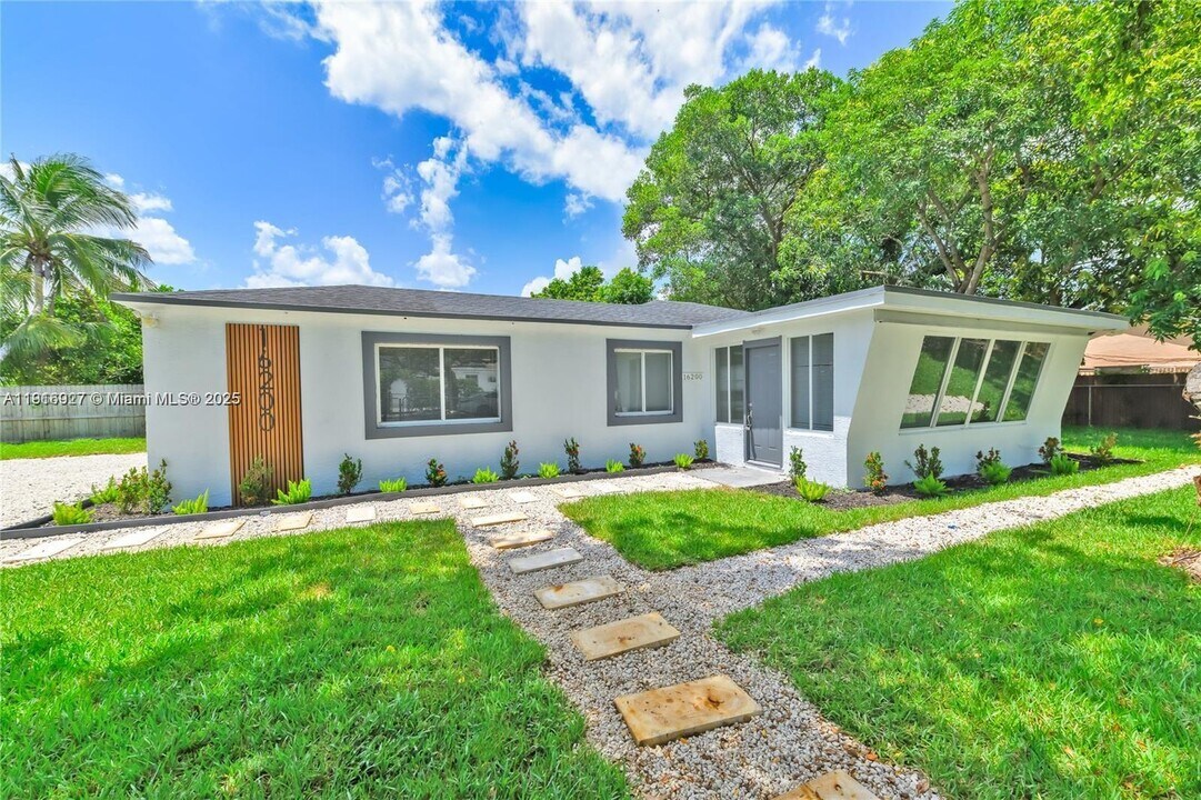 16200 NE 3rd Ave in Miami, FL - Foto de edificio