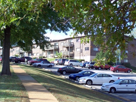 Oakbrook Gardens in St. Louis, MO - Building Photo - Building Photo