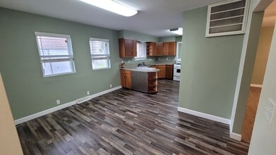 903 Cleveland Ave, Unit East in Charleston, IL - Building Photo - Building Photo