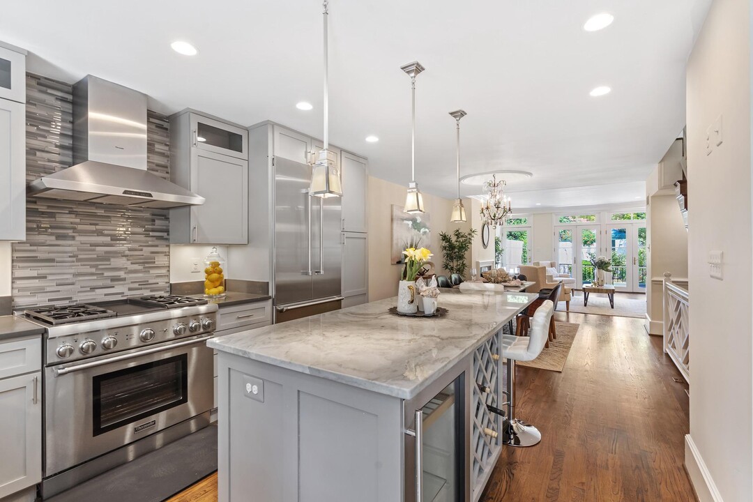 2517 I St NW in Washington, DC - Building Photo