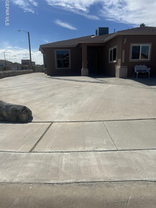 14236 Poets Rock Ln in El Paso, TX - Building Photo