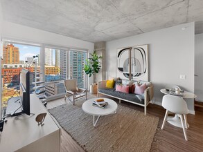 167 N Desplaines St, Unit 611 in Chicago, IL - Foto de edificio - Building Photo