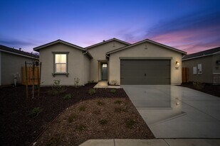 7004 Cave Ave in Bakersfield, CA - Building Photo