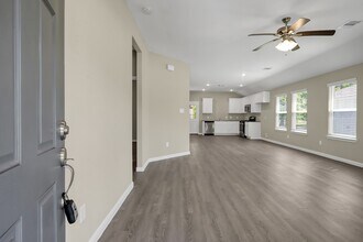 811 Jefferson Ave in Cleveland, TX - Building Photo - Building Photo