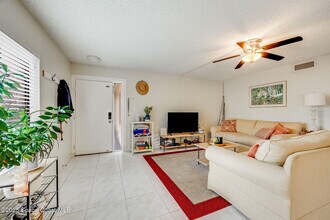 200 International Dr in Cape Canaveral, FL - Foto de edificio - Building Photo