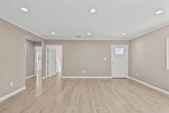 6717 Cedros Ave in Van Nuys, CA - Foto de edificio - Building Photo