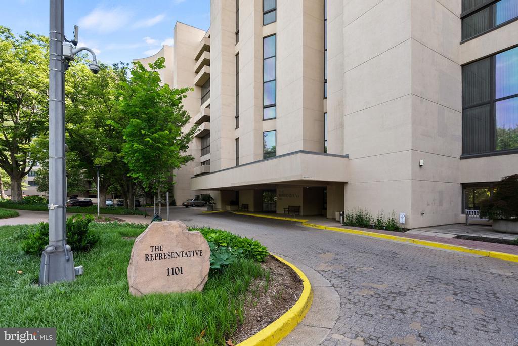 1101 S Arlington Ridge Rd in Arlington, VA - Building Photo