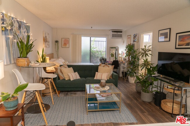 property at 5418 Hermitage Ave
