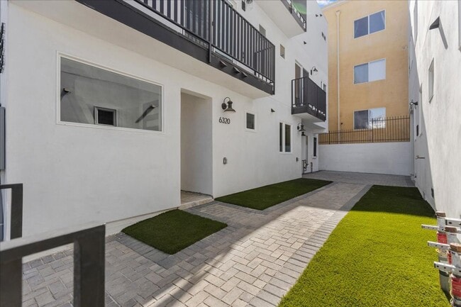 860 N Hudson Ave in Los Angeles, CA - Building Photo - Building Photo