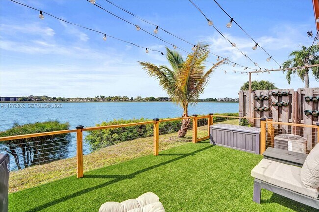 20822 San Simeon Way in Miami, FL - Building Photo - Building Photo