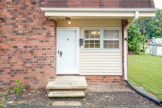 718 Shawnee Dr in Burlington, NC - Foto de edificio - Building Photo