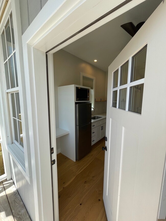 907 Ashley Ave, Unit Studio behind Main House in Charleston, SC - Building Photo - Building Photo