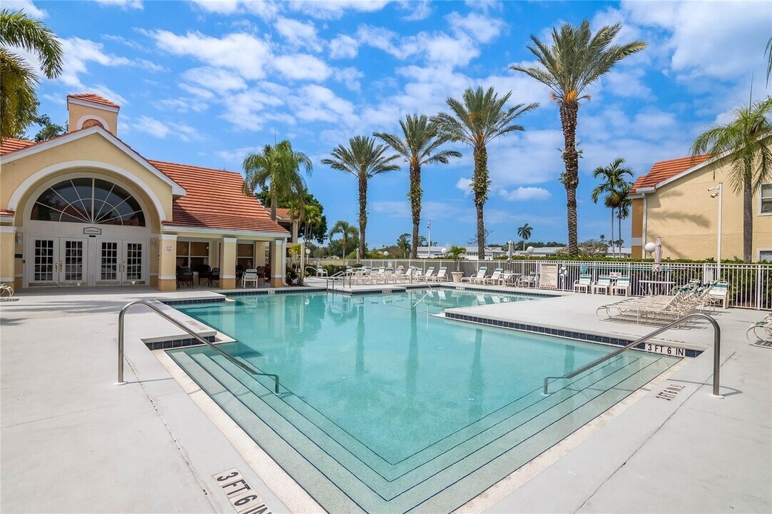 12730 Equestrian Cir in Ft. Myers, FL - Foto de edificio