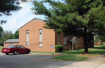 Garden Court in Winston-Salem, NC - Foto de edificio - Building Photo