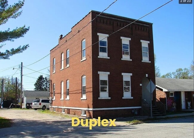 111 N Poplar St, Unit 1 in Mount Olive, IL - Building Photo - Building Photo
