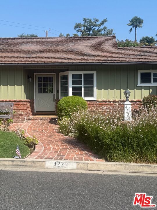 4221 W Toluca Lake Ln in Burbank, CA - Building Photo - Building Photo