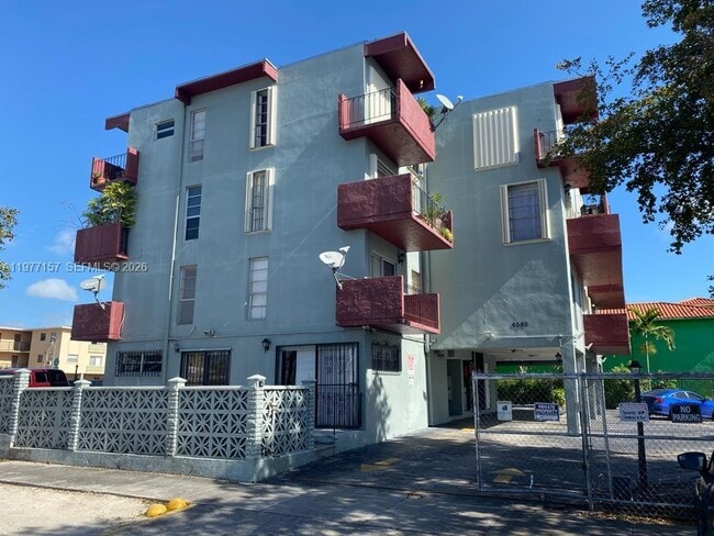 6580 W Flagler St in Miami, FL - Building Photo - Building Photo