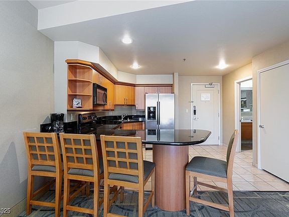 211 E Flamingo Rd in Las Vegas, NV - Building Photo - Building Photo