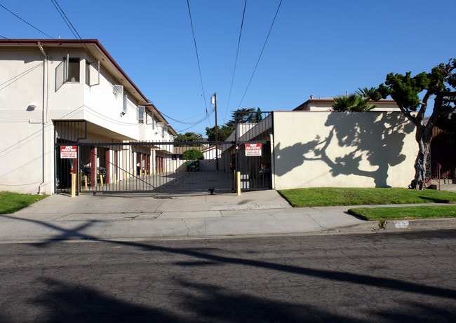 420 S Inglewood Ave in Inglewood, CA - Building Photo - Building Photo