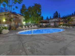 LAKE DIANNE in Santa Ana, CA - Foto de edificio - Building Photo