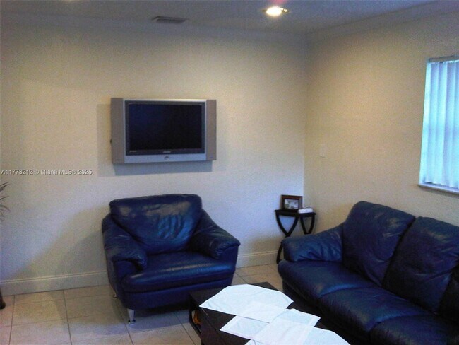 71 NE 43rd St in Miami, FL - Building Photo - Building Photo