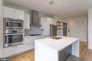 240 N 2nd St in Philadelphia, PA - Building Photo