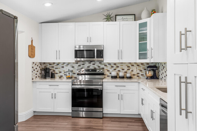 738 NW 42nd Way in Deerfield Beach, FL - Foto de edificio - Building Photo